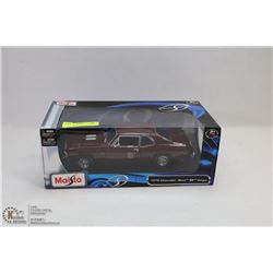 1:18 SCALE DIE CAST CAR IN BOX