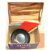 Image 1 : BOX WITH WOK, 2 CUTTING BOARDS (1 GLASS) AND NEW