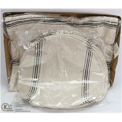 FLAT OF 4 NEW ROUND PLATE MATS & MATCHING ACCENT