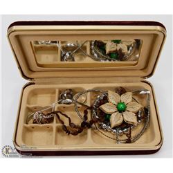 SMALL VINTAGE  TRAVEL JEWELRY BOX WITH CONTENT