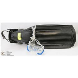 US. DIVERS FINS AND GOGGLES.