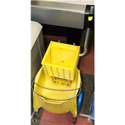 RUBBERMAID MOP BUCKET WITH WRINGER. HOUSEHOLD