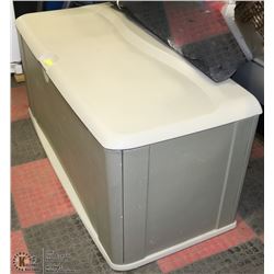 RUBBERMAID PATIO STORAGE BOX WITH 2 FOLDING CHAIRS
