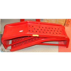 SET OF METAL VEHICLE RAMPS