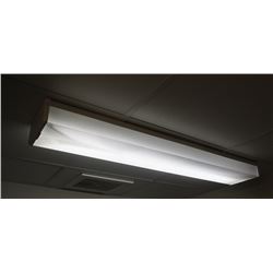 PAIR OF 4FT FLOURESCENT LIGHT FIXTURES