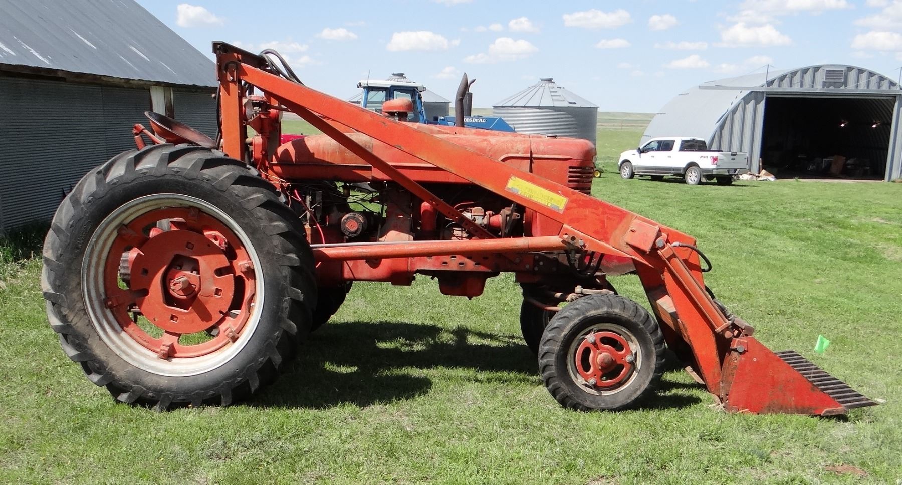 Farmall M w/Farmhand F11 loader, power steering, 5’ bucket, 540 pto