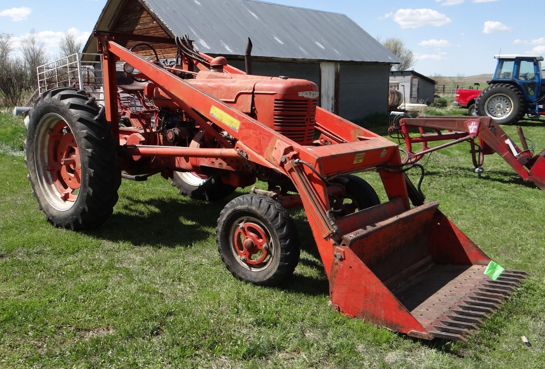 Farmall M w/Farmhand F11 loader, power steering, 5’ bucket, 540 pto