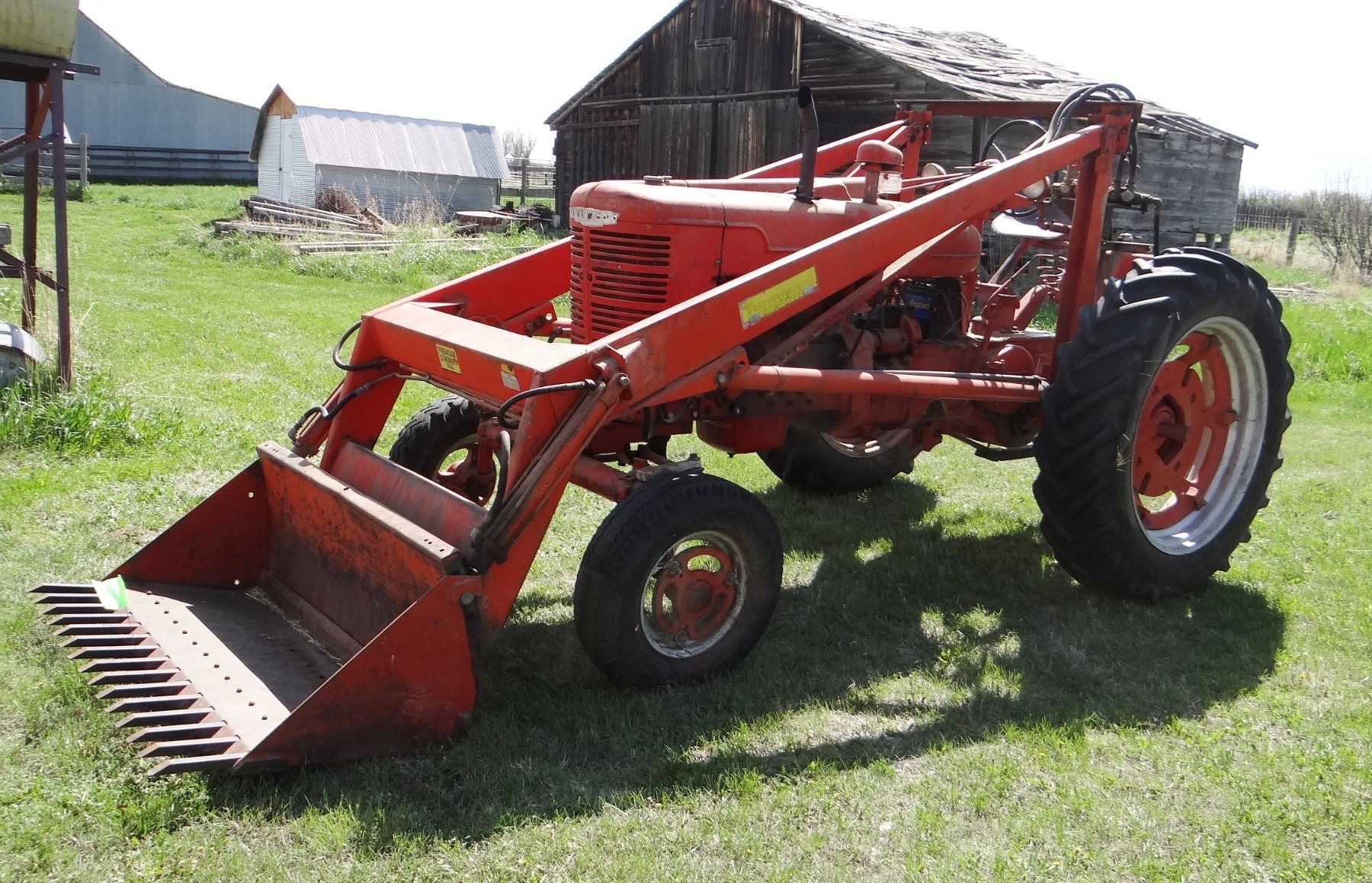 Farmall M w/Farmhand F11 loader, power steering, 5’ bucket, 540 pto ...