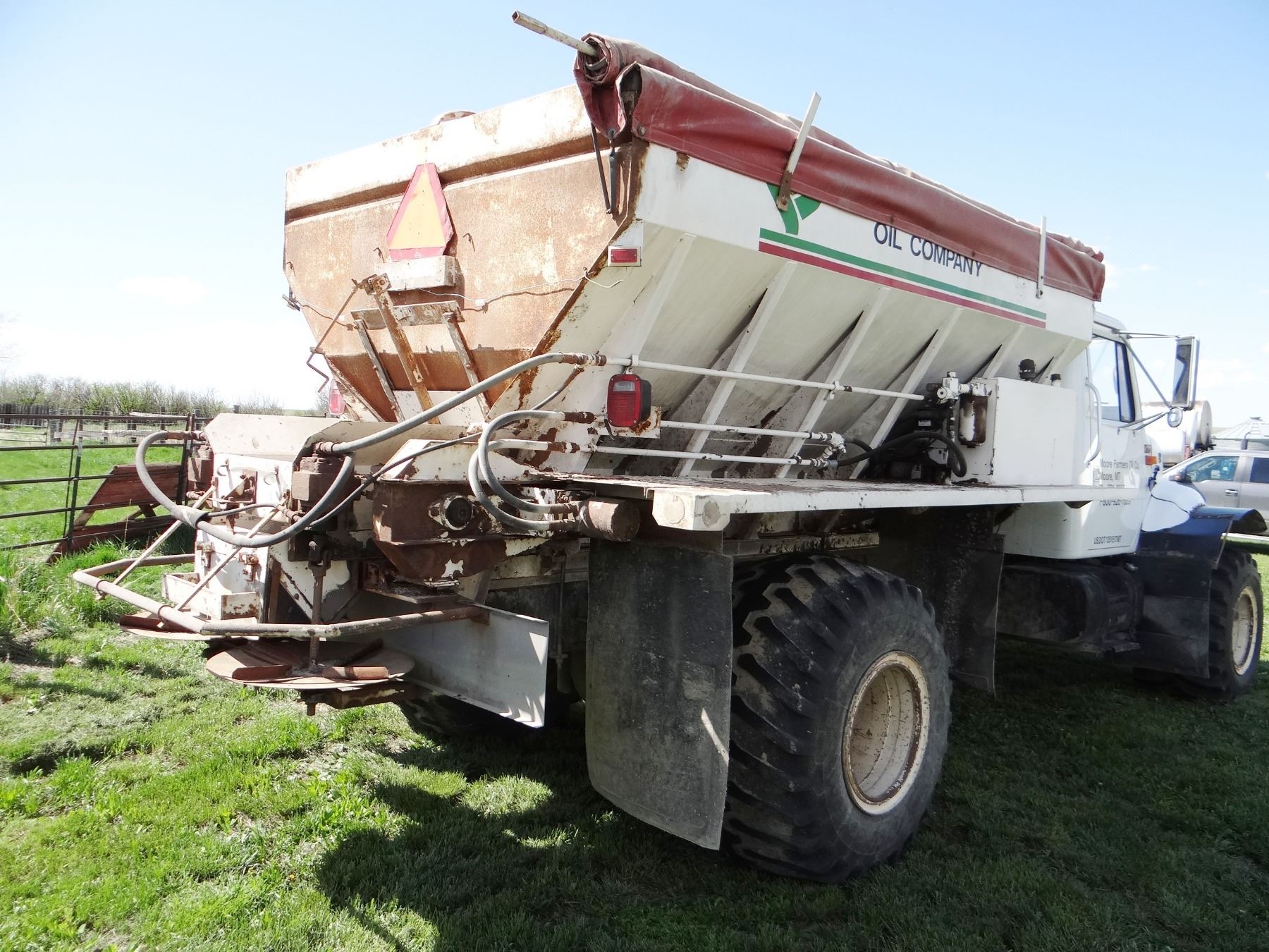 1994 IH 3800 fertilizer spreader truck