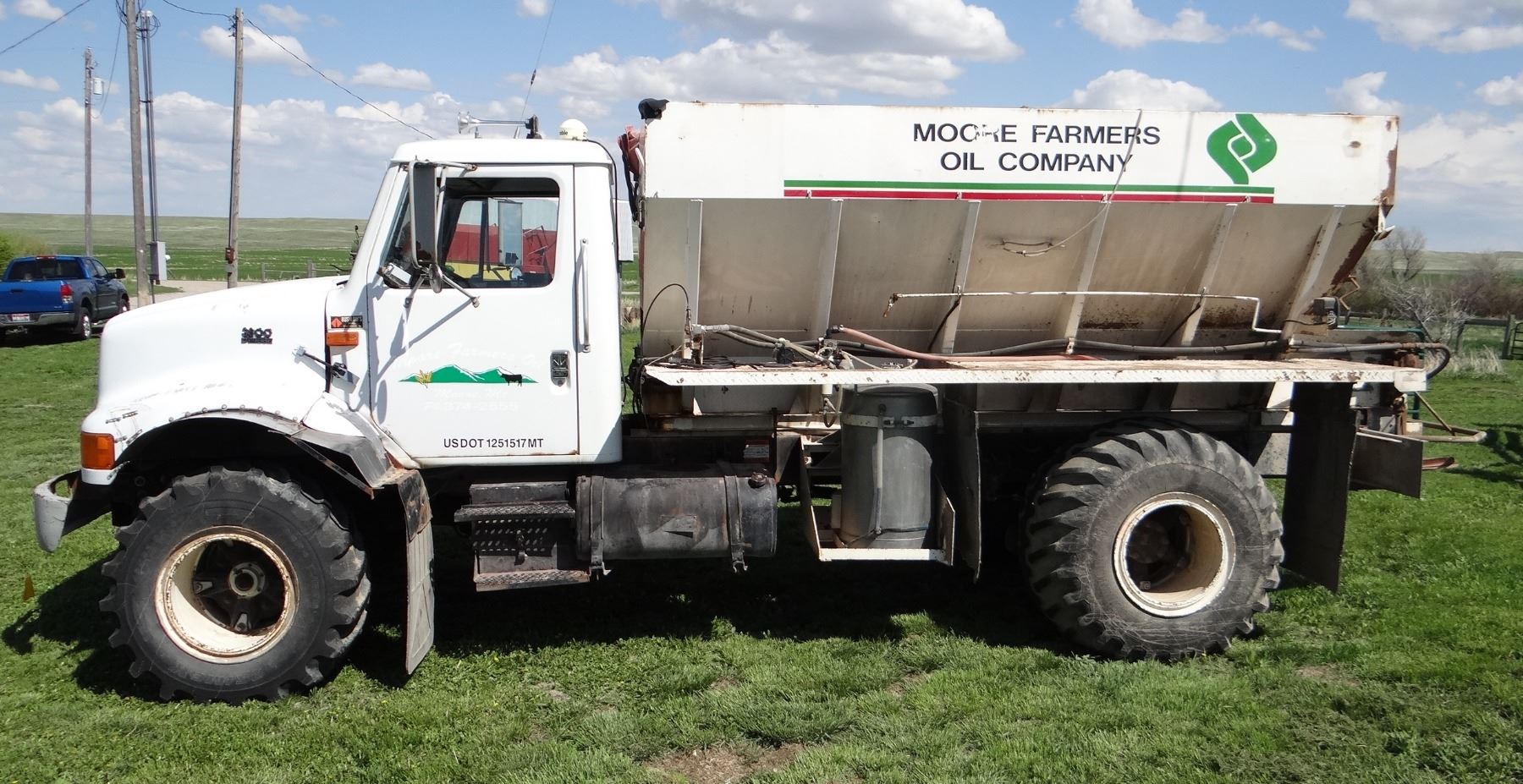 1994 IH 3800 fertilizer spreader truck