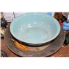 Image 2 : Turquoise Metal Bowl and Platter with a Blue Table Cloth