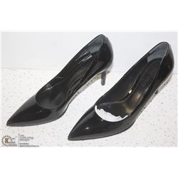 (WOMENS) PAIR OF CLASSIC BLACK CLOSED TOE HEEL SIZE 36.5