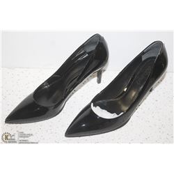 (WOMENS) PAIR OF CLASSIC BLACK CLOSED TOE HEEL SIZE 38