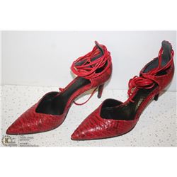 (WOMENS) PAIR OF RED CLOSED TOE SNAKE SKIN STYLE HEEL SZ 40