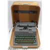 Image 1 : VINTAGE TYPEWRITER IN CASE