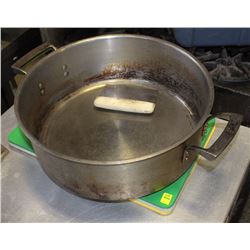 3 PLASTIC CUTTING BOARDS & LARGE SAUCEPAN