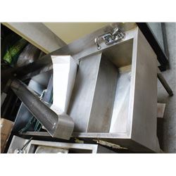 5 FT JOCKEY STATION & CONTENTS