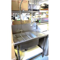 STAINLESS STEEL SINGLE SINK WITH SPRAY WAND