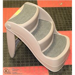 PORTABLE FOLDING PET STAIRS UNUSED