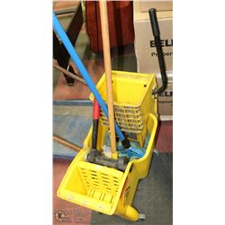 MOP BUCKET WITH WRINGER,2 MOPS AND EXTRA WRINGER