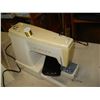 Image 2 : SINGER SEWING MACHINE
