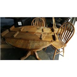 ROUND OAK DINING TABLE WITH 2 LEAFS AND 4 CHAIRS
