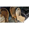 Image 2 : ROUND OAK DINING TABLE WITH 2 LEAFS AND 4 CHAIRS