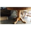 Image 3 : ROUND OAK DINING TABLE WITH 2 LEAFS AND 4 CHAIRS