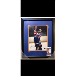 AUTOGRAPHED WAYNE GRETZKY PHOTO.  CERTIFICATE OF AUTHENTICATION AND MATCHING STICKER