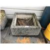Image 2 : 2 CONCRETE PLANTERS