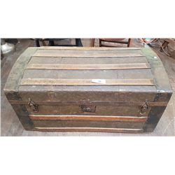 SMALL ANTIQUE TRUNK W/DOLLS