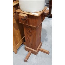 OAK PEDESTAL STAND