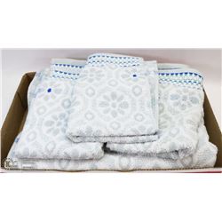 NEW 4 PC BELLA LUX TOWEL SET