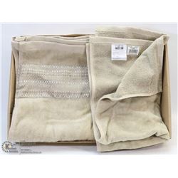 NEW 2PC FAMOUS HOME TOWEL SET