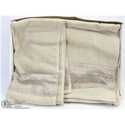 NEW 2PC FAMOUS HOME TOWEL SET