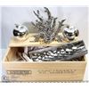 Image 1 : WINE BOX WITH 5 SILVER ORNAMENTS
