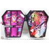 Image 1 : MONSTER HIGH DOLL CASE W/4 MONSTER HIGH DOLLS &