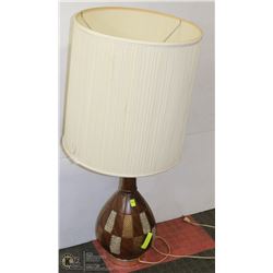 WOOD LAMP WITH SHADE