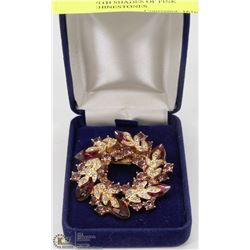 BROOCH WITH SHADES OF PINK INLAYED RHINESTONES.
