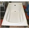 Image 1 : CRANE WHITE ACRYLIC DEEP SOAK  BATHTUB