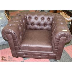 BROWN STRESSED LOOK TUFTED SCROLL ARM