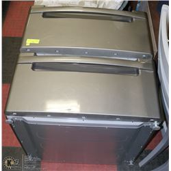 2 PEDESTAL STANDS FOR WASHER AND DRYER
