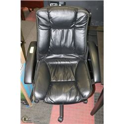 BLACK OFFICE CHAIR ON WHEELS.