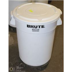 32GAL RUBBERMAID GARBAGE BIN WITH WHEELS