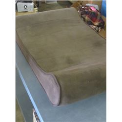 New Pet Bed 36 x 24 / cover zippers for easy washing