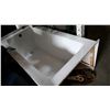 Image 1 : 5 FT SKIRTED BATHTUB