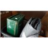 Image 3 : TOTE OF TWO INFLATABLE MATTRESSES AND CAMP STOVE