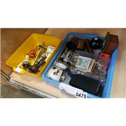 TRAY OF CURRENCY SCALES, COLLECTABLES, AND LIQUOR BOTTLE SPOUTS