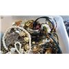 Image 2 : TRAY OF JEWELLRY