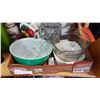 Image 3 : PYREX AND CORELLE MIXING BOWLS AND BAKEWARE